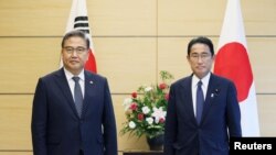 박진(왼쪽) 한국 외교부 장관이 19일 일본 도쿄에서 기시다 후미오 총리를 예방하고 있다. 