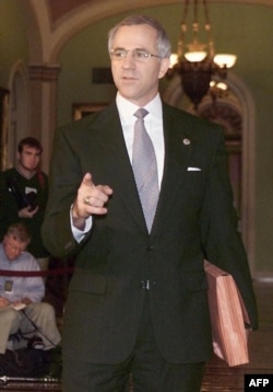 资料照片：时任共和党籍联邦众议员拜尔在国会大厦内对记者讲话。(1999年2月4日)