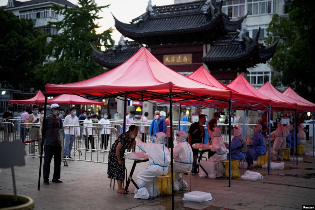 上海市民排队接受新冠核酸检测。（2022年7月12日）(photo:VOA)