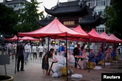上海市民排队接受新冠核酸检测。（2022年7月12日）