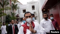 শ্রীলঙ্কার কলম্বোতে প্রেসিডেন্ট গোটাবায়া রাজাপাকসের ভাই বাসিল রাজাপাকসে, দেশের অর্থনৈতিক সঙ্কটের মধ্যে সংসদ থেকে পদত্যাগের ঘোষণা দেয়ার পর, সবাইকে নমস্কার দিয়ে চলে যাচ্ছেন। ৯ জুন, ২০২২। 