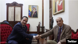 Los cancilleres Álvaro Leyva, de Colombia, y Carlos Faría, de Venezuela, durante una reunión en el Estado Táchira. [Foto: Cancillería de Venezuela]