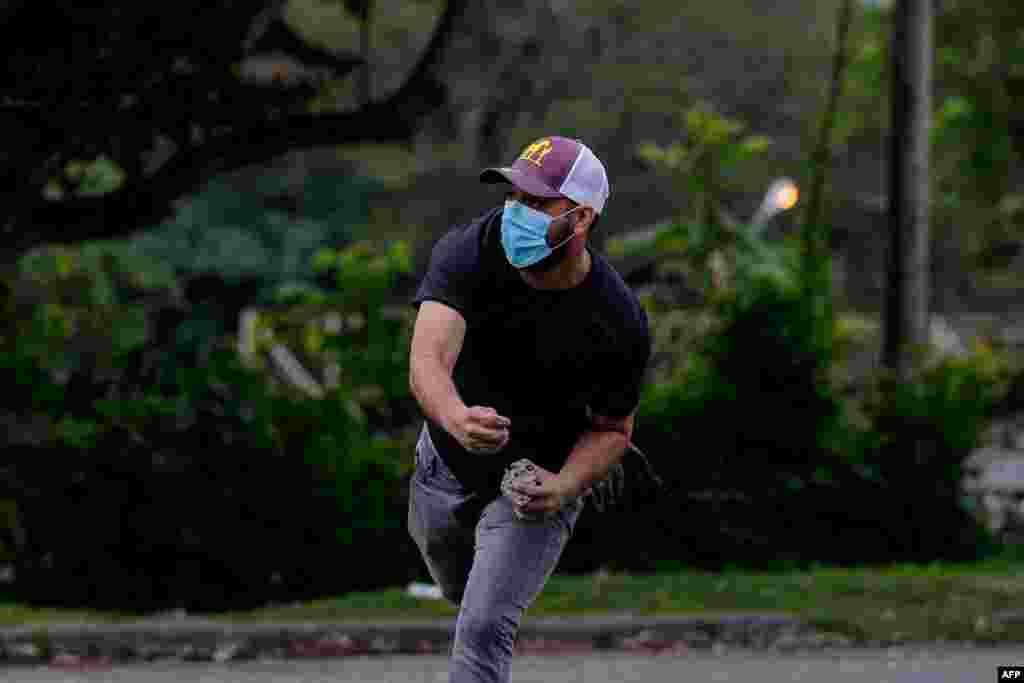 Un manifestante arroja un objeto a la policía, en Ciudad de Panamá, el 11 de julio de 2022.