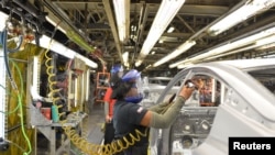 Seorang pekerja tampak menjalankan tugasnya di lini produksi pembuatan mobil di sebuah pabrik di Smyrna, Tennessee, pada 23 Agustus 2018. (Foto: Reuters/William DeShazer)