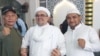 Mantan pemimpin kelompok Front pembela Islam (FPI) Rizieq Shihab (tengah) berpose bersama dengan tokoh pentolan FPI lainnya Novel Bamukmin (kanan) di kediamannya di Jakarta, sesaat setelah dibebaskan pada 20 Juli 2022. (Foto: Courtesy of Novel Bamukmin)