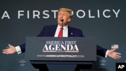 Bivši predsednik Donald Tramp drži govor na samitu političkog instituta "Amerika na prvom mestu", 26. jula 2022.
