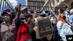 Periodistas guatemaltecos expresan su apoyo a director de elPeriódico, José Rubén Zamora en Guatemala quien debió ser presentado este lunes a los tribunales, pero se suspedió la audiencia sin aparente causa. (Foto AP)