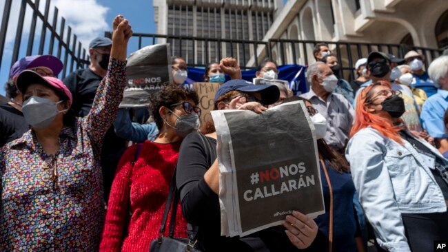 Periodistas guatemaltecos expresan su apoyo a director de elPeriódico, José Rubén Zamora en Guatemala quien debió ser presentado este lunes a los tribunales, pero se suspedió la audiencia sin aparente causa. (Foto AP)