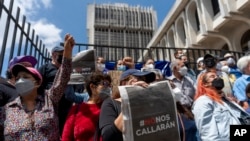 ARCHIVO - Periodistas guatemaltecos expresan apoyo a director de El Periódico, José Rubén Zamora en Guatemala. 
