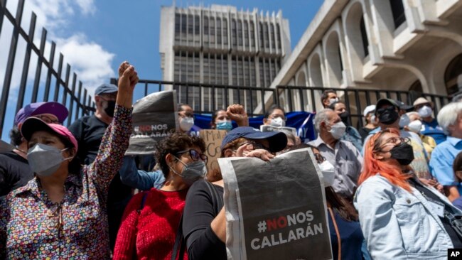 Periodistas guatemaltecos expresan apoyo a director de elPeriódico, José Rubén Zamora en Guatemala