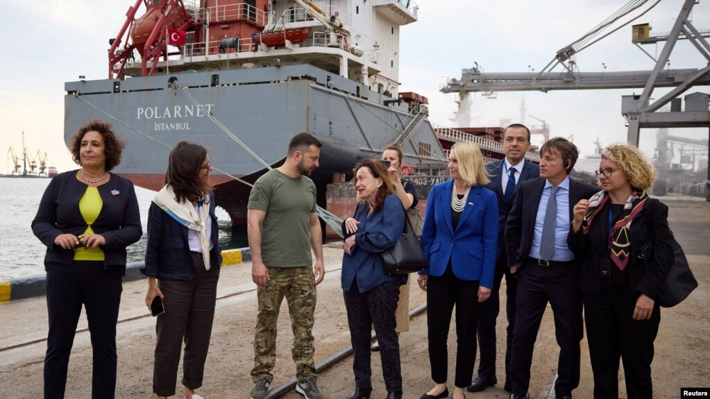 Tổng thống Ukraine Zelenskyi đang đến thăm hải cảng trên Biển Đen