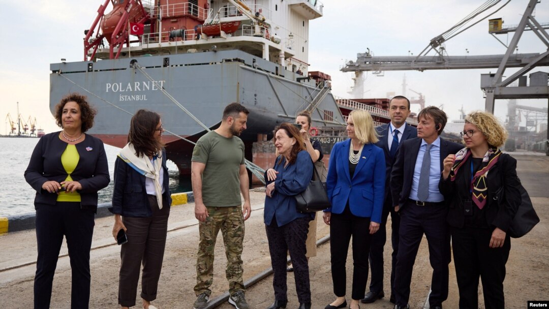 Perezida wa Ukraine, Volodymyr Zelensky, ku cyambu cya Odesa avugana n'abambasaderi b'ibihugu 7 bikize kurusha ibindi ku isi