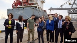Tổng thống Ukraine thăm một cảng biển xuất khẩu ngũ cốc.
