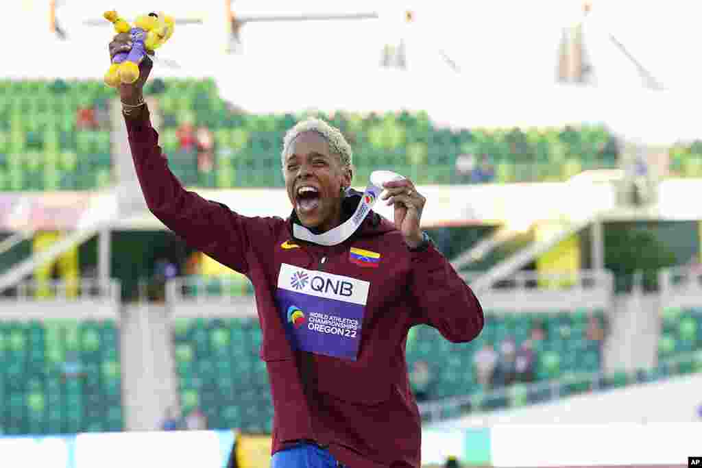 Yulimar Rojas se convirtió el lunes 18 de julio en Oregon, Estados Unidos, en la primera mujer que gana tres medallas de oro en campeonatos mundiales de atletismo,