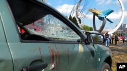 Se ven manchas de sangre en un automóvil dañado después de un bombardeo en Vinnytsia, Ucrania, el 14 de julio de 2022.