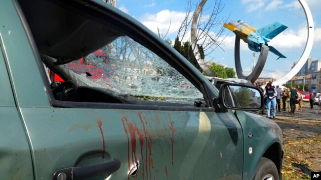 Se ven manchas de sangre en un automóvil dañado después de un bombardeo en Vinnytsia, Ucrania, el 14 de julio de 2022.