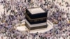 Para jemaah mengelilingi Ka'bah di Masjidil Haram, Mekkah, Arab Saudi, saat menunaikan ibadah haji, 10 Juli 2022.