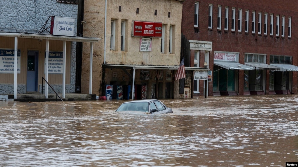 Một chiếc xe hơi bị nhấn chìm trong nước lũ dọc theo Right Beaver Creek, sau một ngày mưa lớn ở Garrett, Kentucky, Mỹ, ngày 28 tháng 7 năm 2022. (Pat McDonogh / USA TODAY NETWORK via REUTERS)