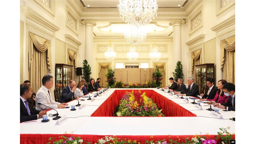 Ketua DPR AS Nancy Pelosi, keempat dari kiri, dan Perdana Menteri Lee Hsien Loong, keempat dari kanan, bertemu di Istana Kepresidenan di Singapura, Senin, 1 Agustus 2022. (Foto: via AP)