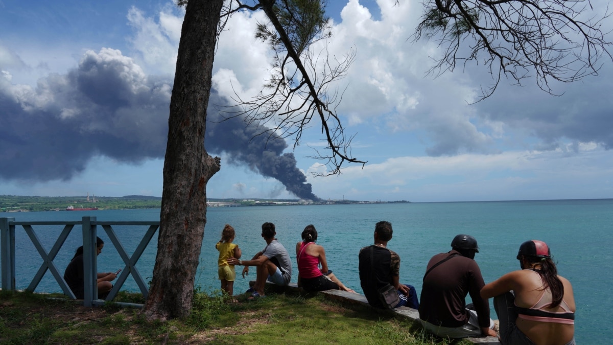 Cuba recibe ayuda de México y Venezuela para combatir incendio petrolero