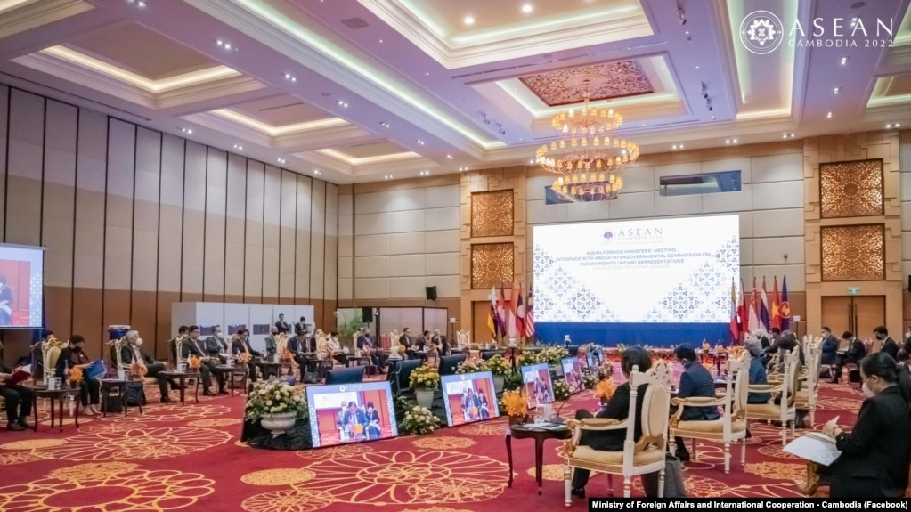 លោក ប្រាក់ សុខុន រដ្ឋមន្ត្រីការបរទេស បានអញ្ជើញដឹកនាំជំនួបរវាងរដ្ឋមន្រ្តីការបរទេសអាស៊ានជាមួយតំណាងគណៈកម្មការអន្តររដ្ឋាភិបាលអាស៊ាន ស្តីពីសិទ្ធិមនុស្ស នៅរាជធានីភ្នំពេញ ថ្ងៃទី ២ ខែសីហា ឆ្នាំ២០២២។ (រូបថត​ពី​ Facebook/Ministry of Foreign Affairs and International Cooperation - Cambodia)