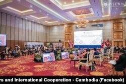 លោក ប្រាក់ សុខុន ឧបនាយករដ្ឋមន្ត្រី រដ្ឋមន្ត្រីការបរទេស និងសហប្រតិបត្តិការអន្តរជាតិ បានអញ្ជើញដឹកនាំជំនួបរវាងរដ្ឋមន្រ្តីការបរទេសអាស៊ានជាមួយតំណាងគណៈកម្មការអន្តររដ្ឋាភិបាលអាស៊ាន ស្តីពីសិទ្ធិមនុស្ស នៅរាជធានីភ្នំពេញ ថ្ងៃទី ២ ខែសីហា ឆ្នាំ២០២២។ (រូបថត​ពី​ Facebook/Ministry of Foreign Affairs and International Cooperation - Cambodia)