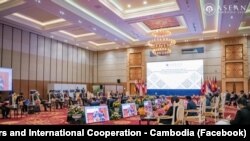 លោក ប្រាក់ សុខុន រដ្ឋមន្ត្រីការបរទេស បានអញ្ជើញដឹកនាំជំនួបរវាងរដ្ឋមន្រ្តីការបរទេសអាស៊ានជាមួយតំណាងគណៈកម្មការអន្តររដ្ឋាភិបាលអាស៊ាន ស្តីពីសិទ្ធិមនុស្ស នៅរាជធានីភ្នំពេញ ថ្ងៃទី ២ ខែសីហា ឆ្នាំ២០២២។ (រូបថត​ពី​ Facebook/Ministry of Foreign Affairs and International Cooperation - Cambodia)