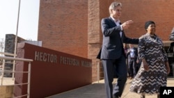 El secretario de Estado estadounidense Antony Blinken y Antoinette Sithole, hermana del difunto Hector Pieterson, recorren el monumento a Hector Pieterson, un estudiante opuesto al apartheid, el domingo 7 de agosto de 2022, en Soweto, Sudáfrica. (AP Foto/Andrew Harnik, Pool)