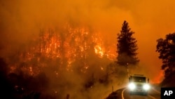 Un camión de bomberos circula por la autopista 96 de California mientras el incendio McKinney arde en el Bosque Nacional Klamath, California, el sábado 30 de julio de 2022. (Foto AP/Noah Berger)