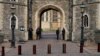 Petugas polisi berjaga di depan gerbang Henry VIII di Kastil Windsor, di Windsor, Inggris, Pada 16 Februari 2022. (Foto: AP/Alastair Grant)