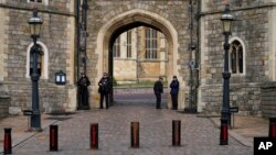 Petugas polisi berjaga di depan gerbang Henry VIII di Kastil Windsor, di Windsor, Inggris, Pada 16 Februari 2022. (Foto: AP/Alastair Grant)