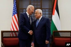 Prezidan Palestinyen an Mahmour Abbas ak Prezidan Etazini Joe Biden nan vil Bethlehem, Vandredi 15 Jiye 2022.