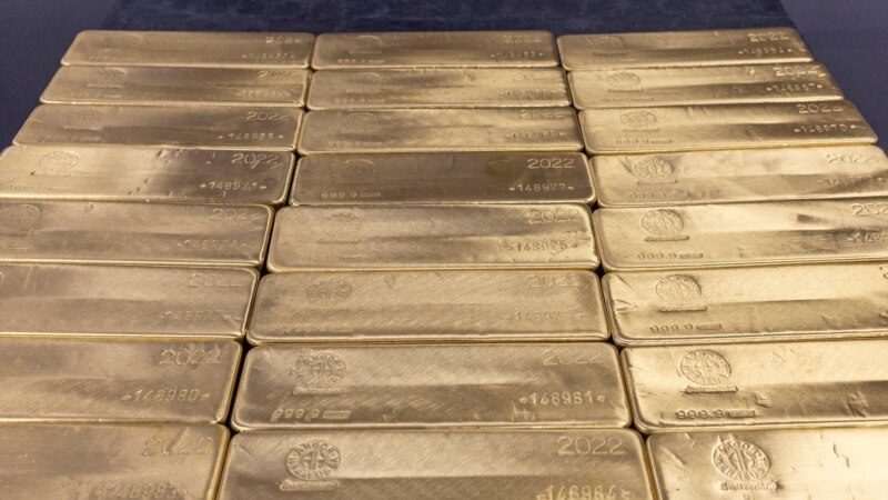El oro sube y el dólar se debilita mientras inversores esperan decisión de la Fed
