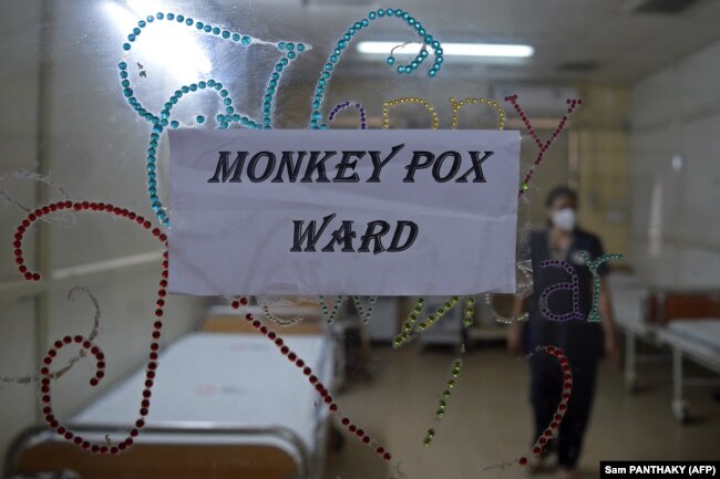 Seorang petugas kesehatan berjalan di dalam bangsal isolasi yang dibangun sebagai tindakan pencegahan untuk pasien cacar monyet di sebuah rumah sakit sipil di Ahmedabad pada 25 Juli 2022. (Foto: AFP/Sam PANTHAKY)