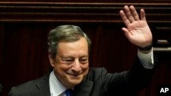 PM Italia Mario Draghi melambaikan tangannya di hadapan para anggota parlemen di akhir pidatonya di Roma, Kamis, 21 Juli 2022. (AP/Andrew Medichini)