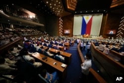 Anggota parlemen Filipina mendengarkan pidato kenegaraan pertama Presiden baru Filipina Ferdinand Marcos Jr. di kota Quezon, Filipina, Senin, 25 Juli 2022. (AP Photo/Aaron Favila)