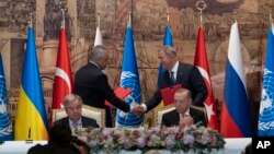 Presiden Turki Recep Tayyip Erdogan dan Sekjen PBB, Antonio Guterres, duduk saat dua perwakilan delegasi Ukraina dan Rusia berjabat tangan selama upacara penandatanganan perjanjian ekspor gandum Ukraina di Istana Dolmabahce, Istanbul, Turki, Jumat, 22 Juli 2022.