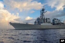 រូបឯកសារ៖ នាវា​ពិឃាត USS Benfold (DDG 65) ធ្វើ​ប្រតិបត្តិការ​នៅ​ក្នុង​សមុទ្រ​ហ្វីលីពីន ថ្ងៃទី ២៤ ខែមិថុនា ឆ្នាំ២០២២។ ទាហាន​អាមេរិក​កាល​ពី​ថ្ងៃទី ១៣ ខែកក្កដា ឆ្នាំ២០២២ បាន​បើក​នាវា​នេះ​ទៅ​ជិត​ប្រជុំ​កោះ​ដែល​ត្រួតត្រា​ដោយ​ចិន​នៅ​ក្នុង​សមុទ្រ​ចិន​ខាង​ត្បូង។ អាមេរិក​ហៅ​ប្រតិបត្តិការ​នេះ​ថា​ជា​សេរីភាព​នៃ​ការ​បើកបរ​នៅ​លើ​ដែនសមុទ្រ​យុទ្ធសាស្ត្រ។