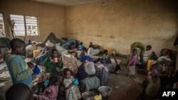 Internal displaced children, fleeing the recent clashes between M23 rebels and Congolese soldiers, eat a meal prepared by volunteers in Kanyarushinya north of Goma. (File)