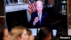 조 바이든 미국 대통령이 3일 백악관에서 열린 생식권 관련 의료 접근성 부처 테스크포스 회의에 화상으로 참석해, 새 행정명령을 설명하고 있다. 