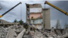 Rescatistas despejan el escenario después que un edificio fuera parcialmente destruido por un mísil en Chasiv Yar, en el este de Ucrania, el 10 de julio de 2022.