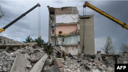 Rescatistas despejan el escenario después que un edificio fuera parcialmente destruido por un mísil en Chasiv Yar, en el este de Ucrania, el 10 de julio de 2022.