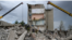 Rescatistas despejan el escenario después que un edificio fuera parcialmente destruido por un mísil en Chasiv Yar, en el este de Ucrania, el 10 de julio de 2022.