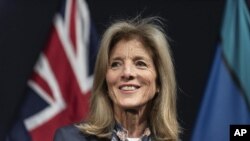 La embajadora de Estados Unidos en Australia, Caroline Kennedy, habla a su llegada al Aeropuerto Internacional de Sydney en Sydney, el viernes 22 de julio de 2022.