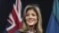La embajadora de Estados Unidos en Australia, Caroline Kennedy, habla a su llegada al Aeropuerto Internacional de Sydney en Sydney, el viernes 22 de julio de 2022.