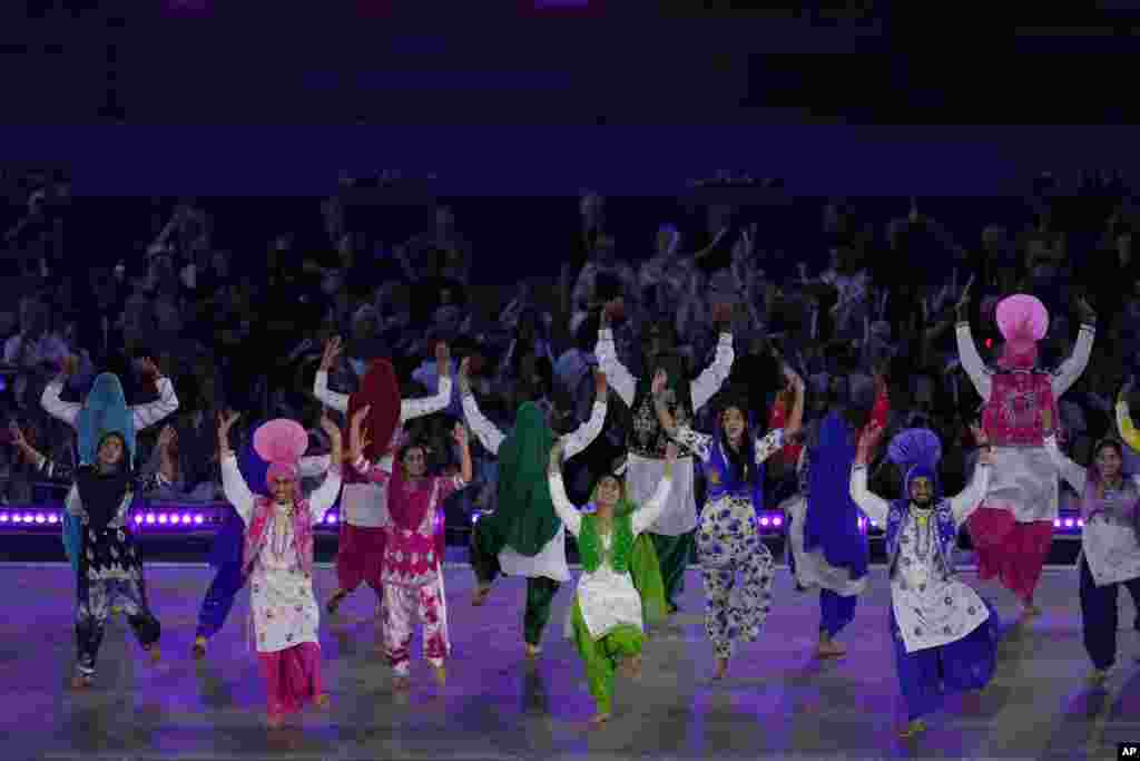 کامن ویلتھ گیمز کی اختتامی تقریب میں فن کاروں کا ثقافتی رقص۔