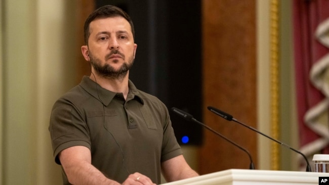 ARCHIVO - El presidente de Ucrania, Volodymyr Zelenskyy, en el podio durante una conferencia de prensa en Kiev, Ucrania, el 3 de julio de 2022.