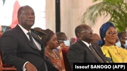 Le président ivoirien Alassane Ouattara (à g.) avec le vice-président Tiemoko Meyliet Kone au palais présidentiel à Abidjan, le 20 avril 2022.