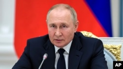 Tổng thống Nga Vladimir Putin nói chuyện với các thành viên của Duma Quốc gia và Hội đồng Liên bang Nga tại Điện Kremlin ở Moscow, ngày 7 tháng 7 năm 2022.