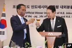 Presiden Korea Selatan Yoon Suk Yeol (kanan), bersulang dengan Presiden Indonesia Joko Widodo seusai jamuan makan malam di kantor kepresidenan di Seoul, Korea Selatan, Kamis, 28 Juli 2022. (Jeon Shin/Newsis via AP)